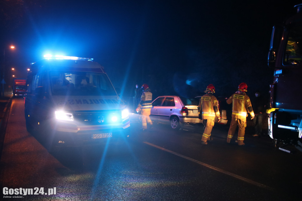 Zderzenie trzech pojazdów na DW 434 w Gostyniu