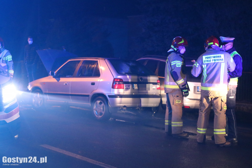 Zderzenie trzech pojazdów na DW 434 w Gostyniu