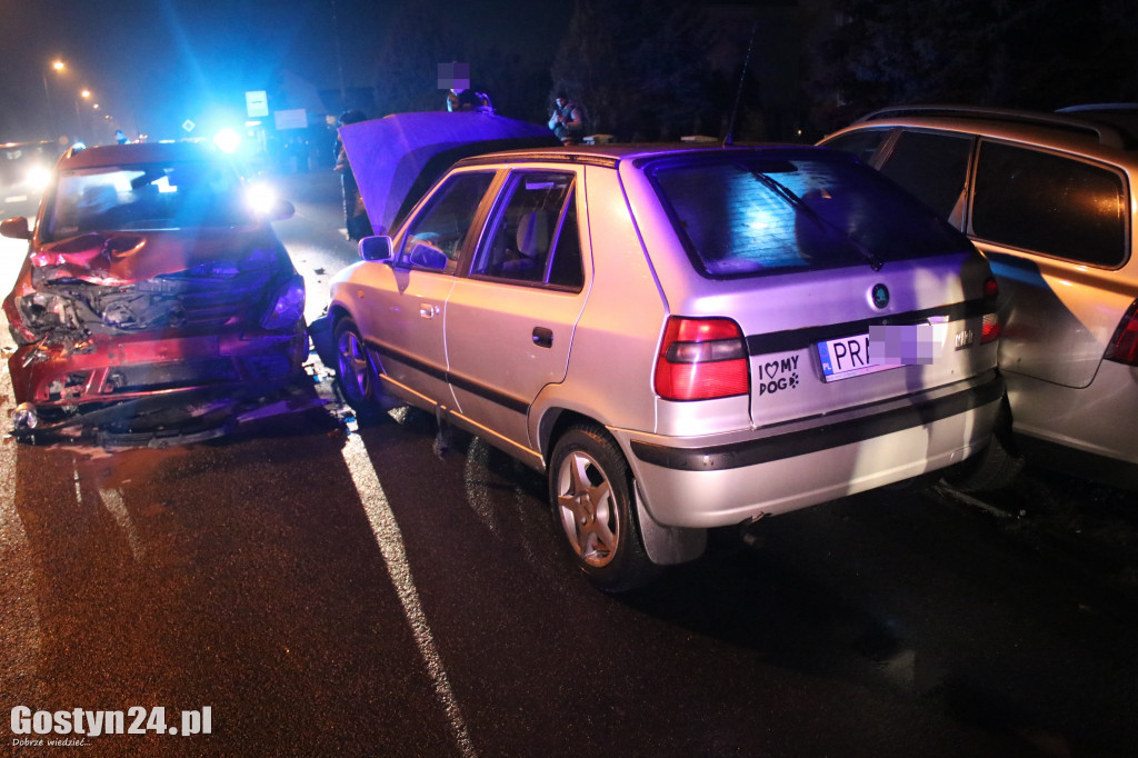 Zderzenie trzech pojazdów na DW 434 w Gostyniu