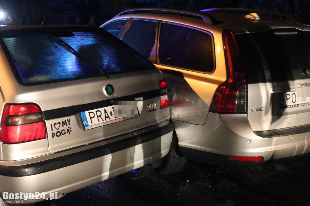 Zderzenie trzech pojazdów na DW 434 w Gostyniu