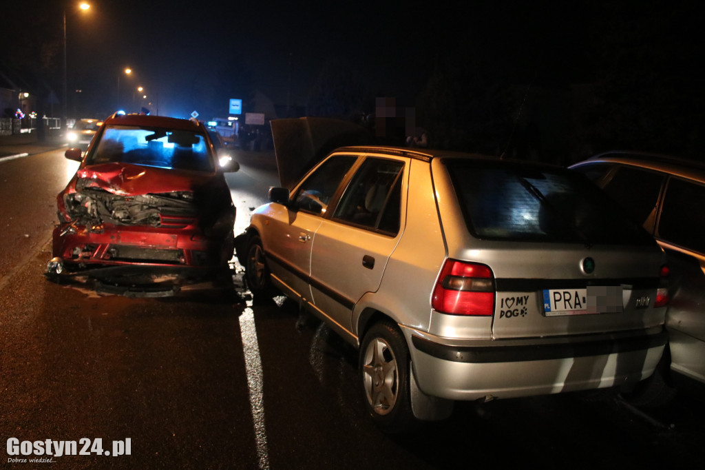 Zderzenie trzech pojazdów na DW 434 w Gostyniu