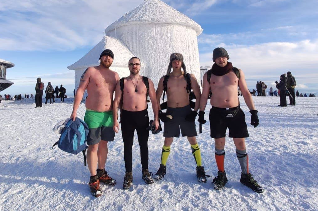 Weszli na Śnieżkę tylko w spodenkach, butach i czapkach. Po co?