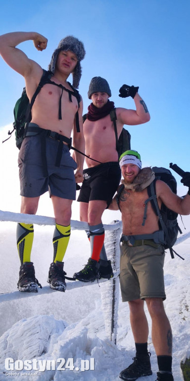 Weszli na Śnieżkę tylko w spodenkach, butach i czapkach. Po co?