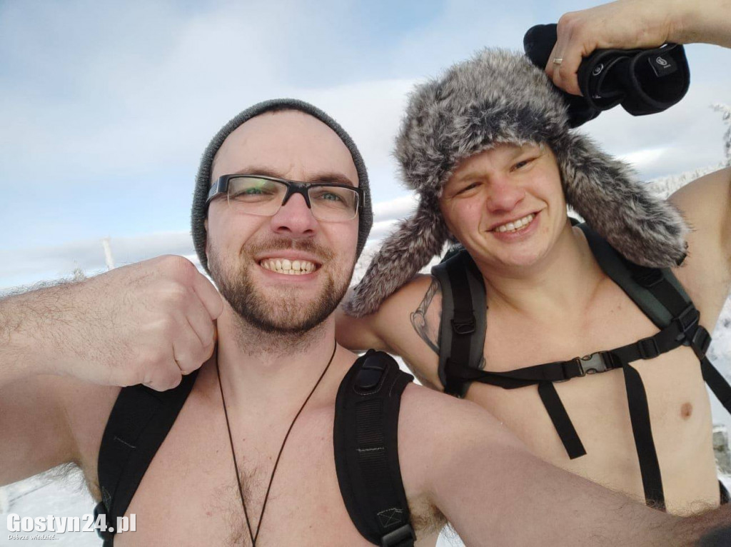 Weszli na Śnieżkę tylko w spodenkach, butach i czapkach. Po co?