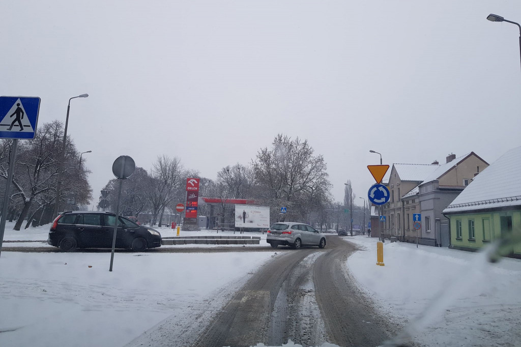 Białe i śliskie drogi w regionie gostyńskim