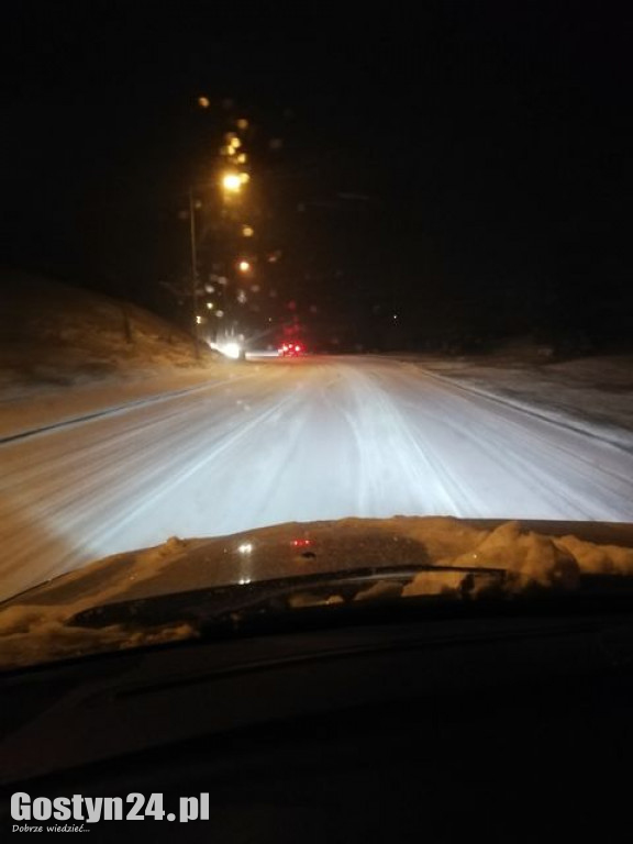 Białe i śliskie drogi w regionie gostyńskim