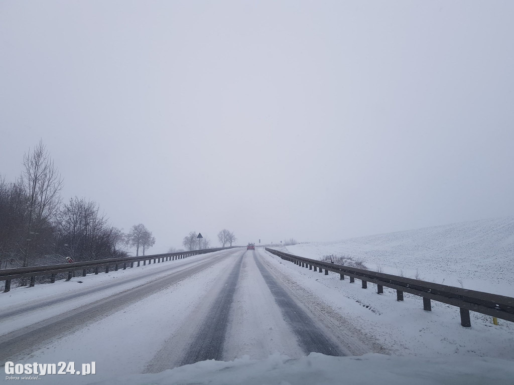 Białe i śliskie drogi w regionie gostyńskim