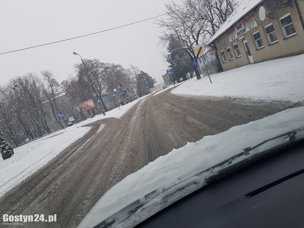 Białe i śliskie drogi w regionie gostyńskim