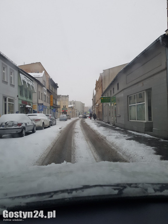 Białe i śliskie drogi w regionie gostyńskim