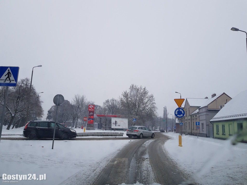 Białe i śliskie drogi w regionie gostyńskim