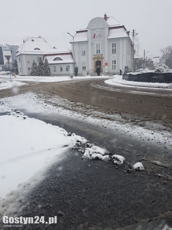 Białe i śliskie drogi w regionie gostyńskim