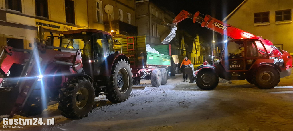Wywożenie śniegu z ponieckiego rynku