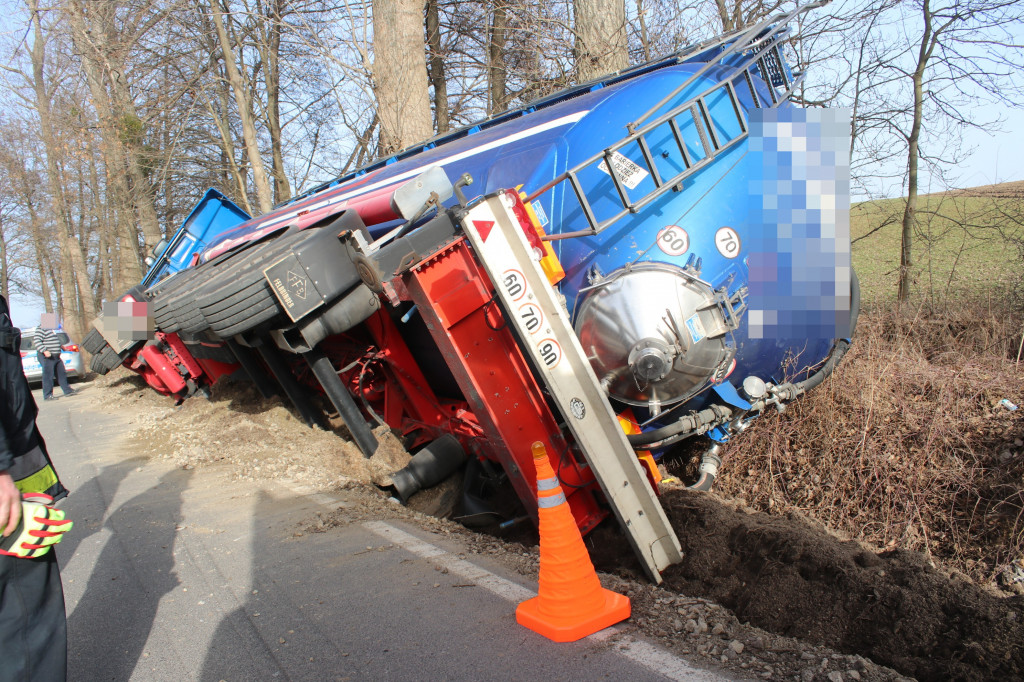 Wypadek ciężarówki na trasie Stary Gostyń - Daleszyn
