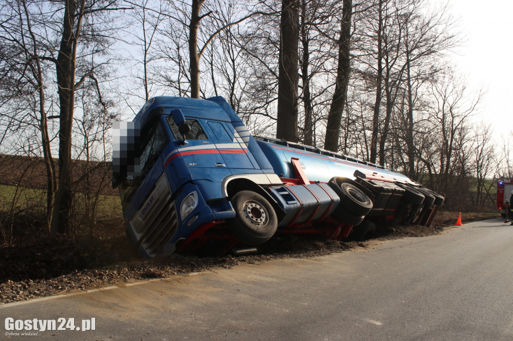 Wypadek ciężarówki na trasie Stary Gostyń - Daleszyn