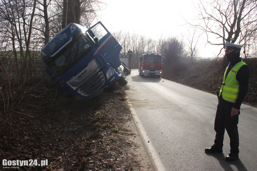 Wypadek ciężarówki na trasie Stary Gostyń - Daleszyn