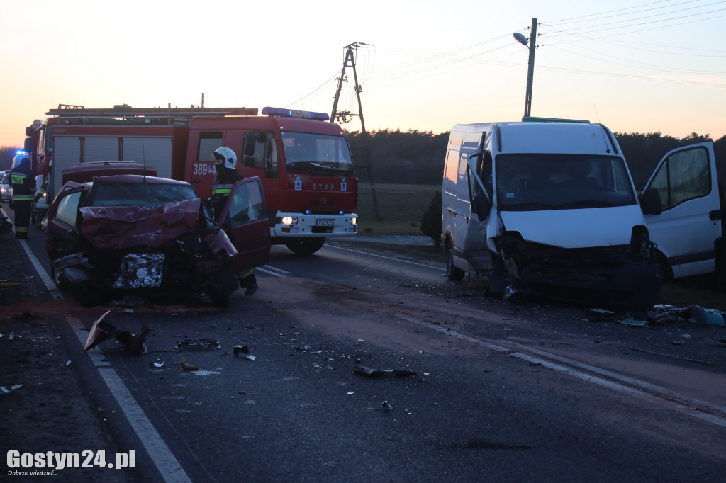 Wypadek busa i osobówki na K12