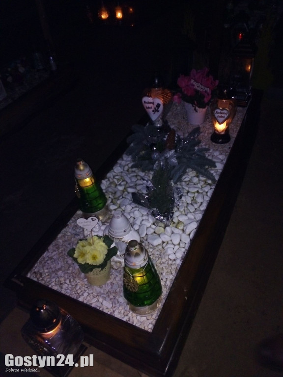 Ktoś regularnie okrada grób bliskiej mu osoby.