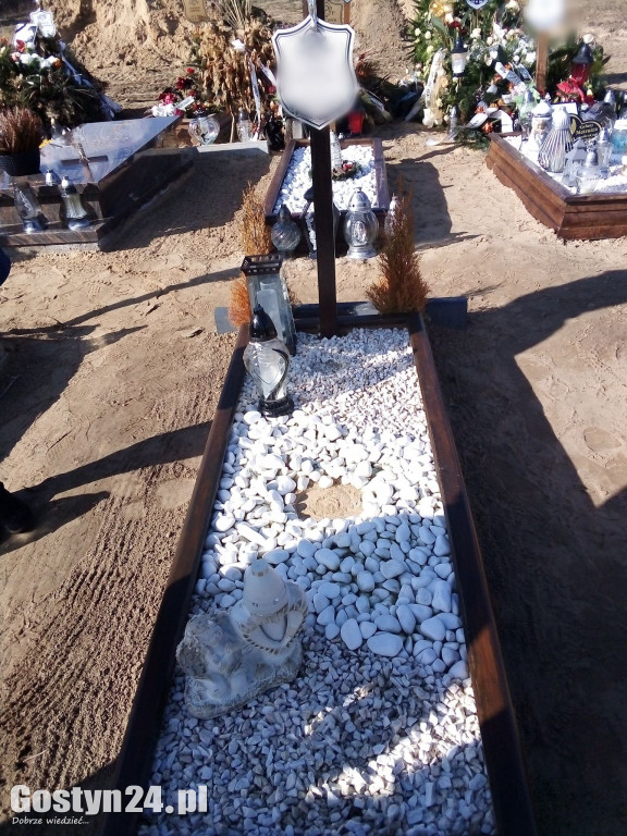 Ktoś regularnie okrada grób bliskiej mu osoby.