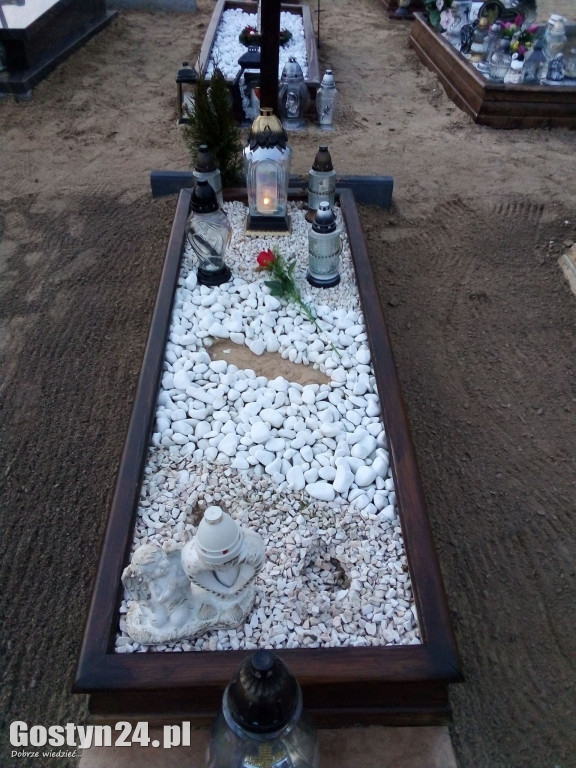 Ktoś regularnie okrada grób bliskiej mu osoby.