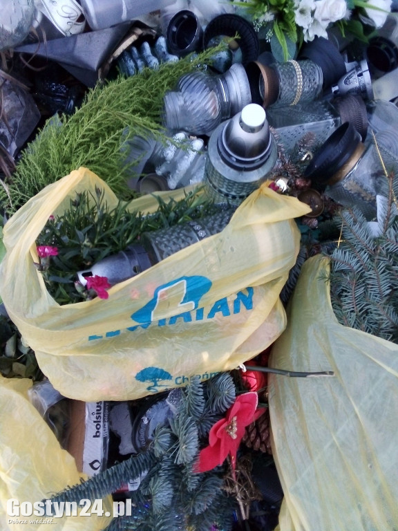 Ktoś regularnie okrada grób bliskiej mu osoby.