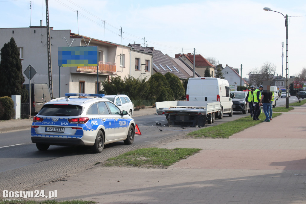 Zderzenie dostawczaków na ul. Poznańskiej w Gostyniu