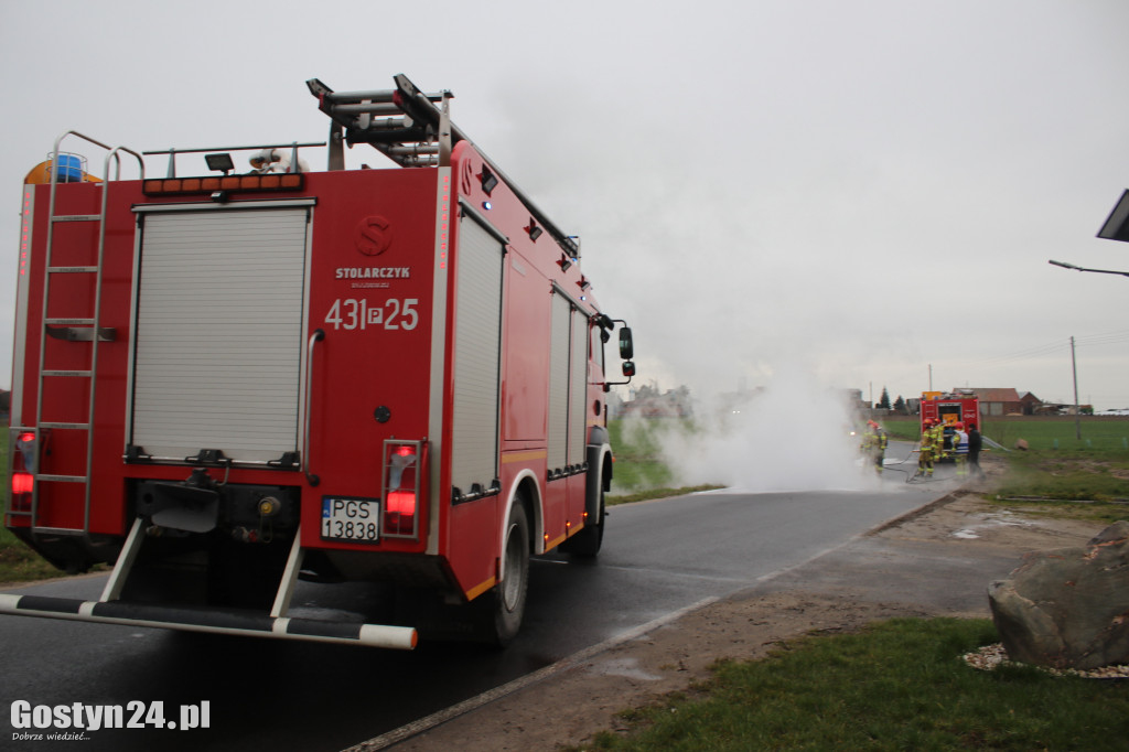 Pożar samochodu na trasie Sikorzyn-Czachorowo