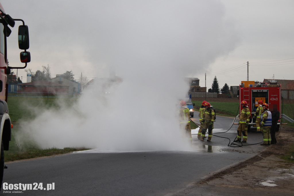 Pożar samochodu na trasie Sikorzyn-Czachorowo