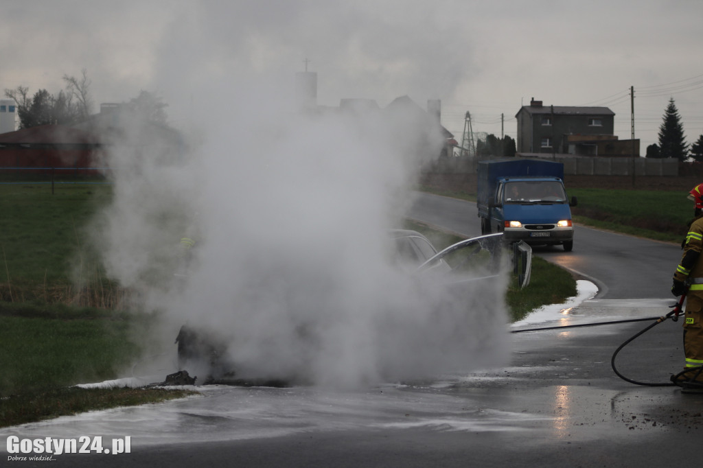 Pożar samochodu na trasie Sikorzyn-Czachorowo