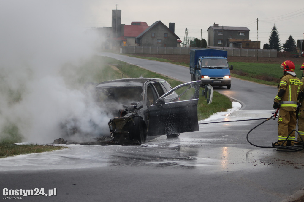 Pożar samochodu na trasie Sikorzyn-Czachorowo