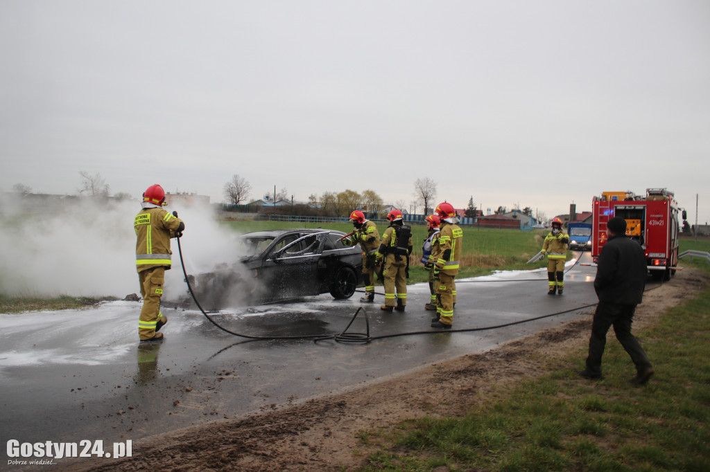 Pożar samochodu na trasie Sikorzyn-Czachorowo