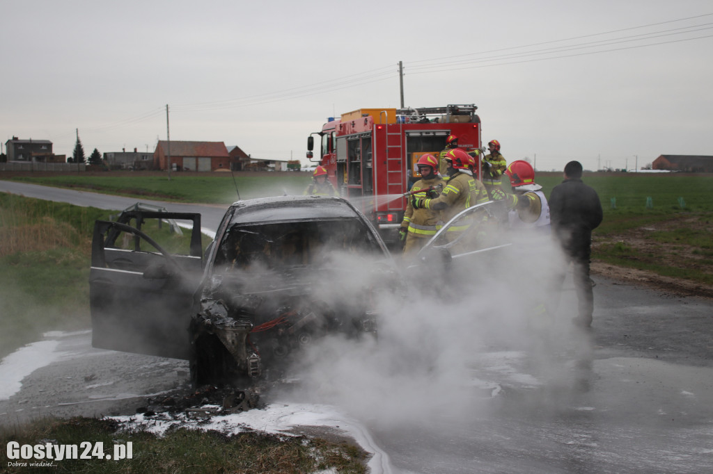 Pożar samochodu na trasie Sikorzyn-Czachorowo