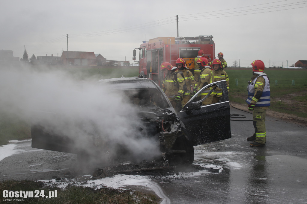 Pożar samochodu na trasie Sikorzyn-Czachorowo