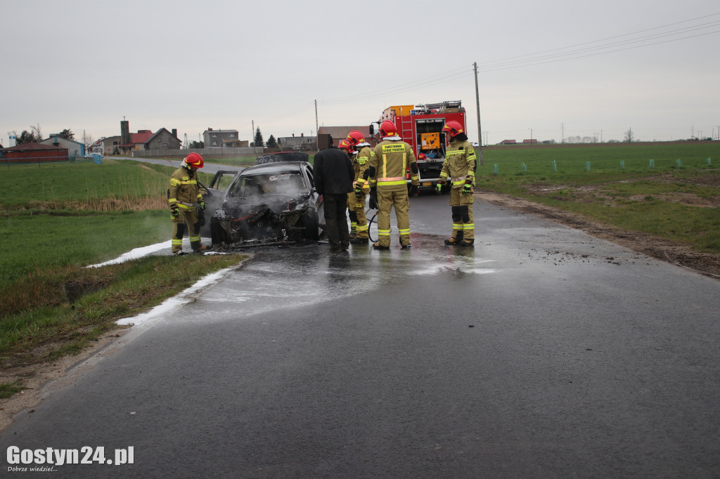 Pożar samochodu na trasie Sikorzyn-Czachorowo