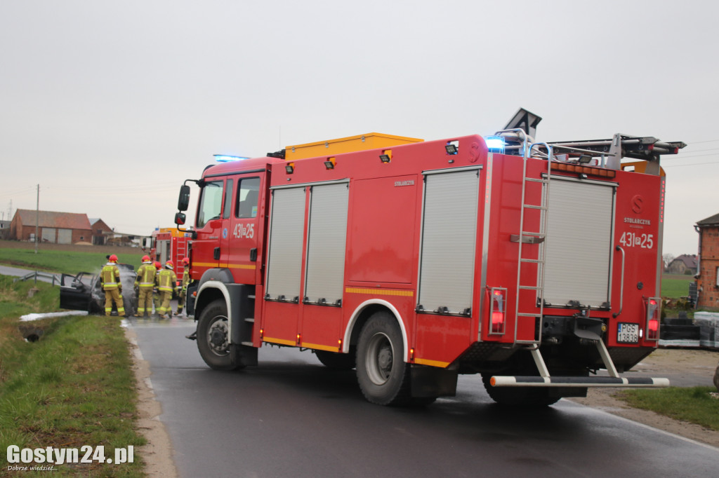 Pożar samochodu na trasie Sikorzyn-Czachorowo