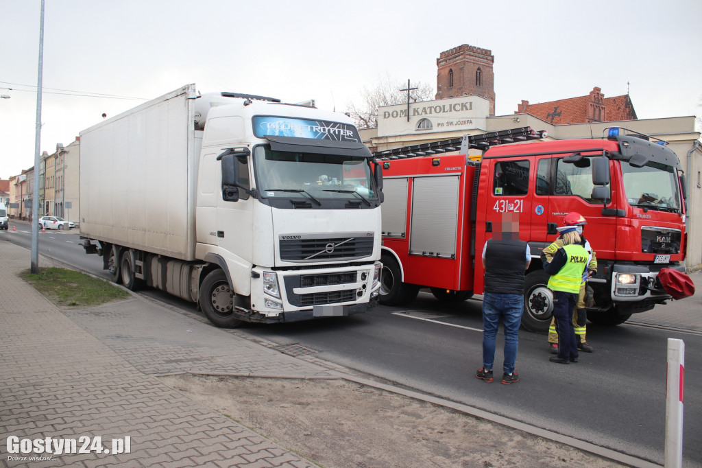 Zderzenie ciężarówki i osobówki na ul. Jana Pawła II w Gostyniu