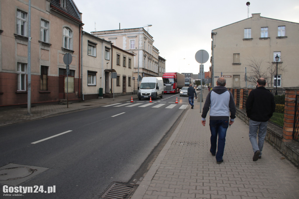 Zderzenie ciężarówki i osobówki na ul. Jana Pawła II w Gostyniu