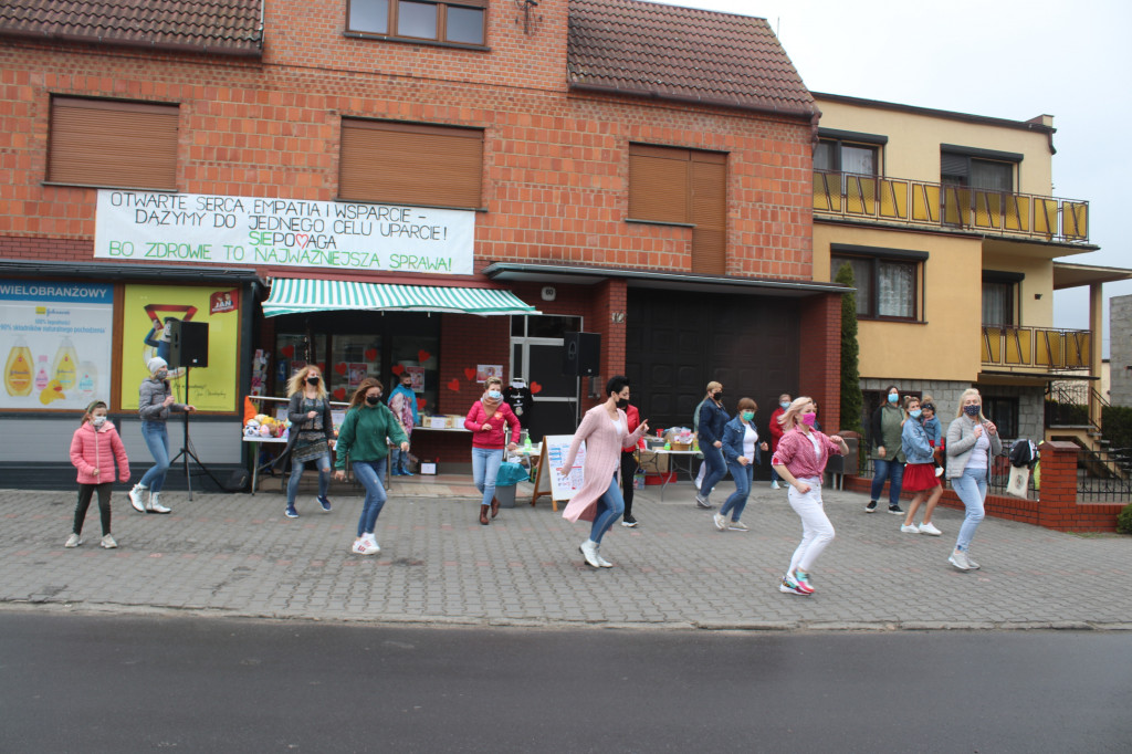 Flash mob i kiermasz dla Marty w Borku Wlkp.