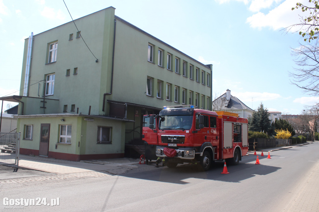 Pożar przed budynkiem gostyńskiej prokuratury