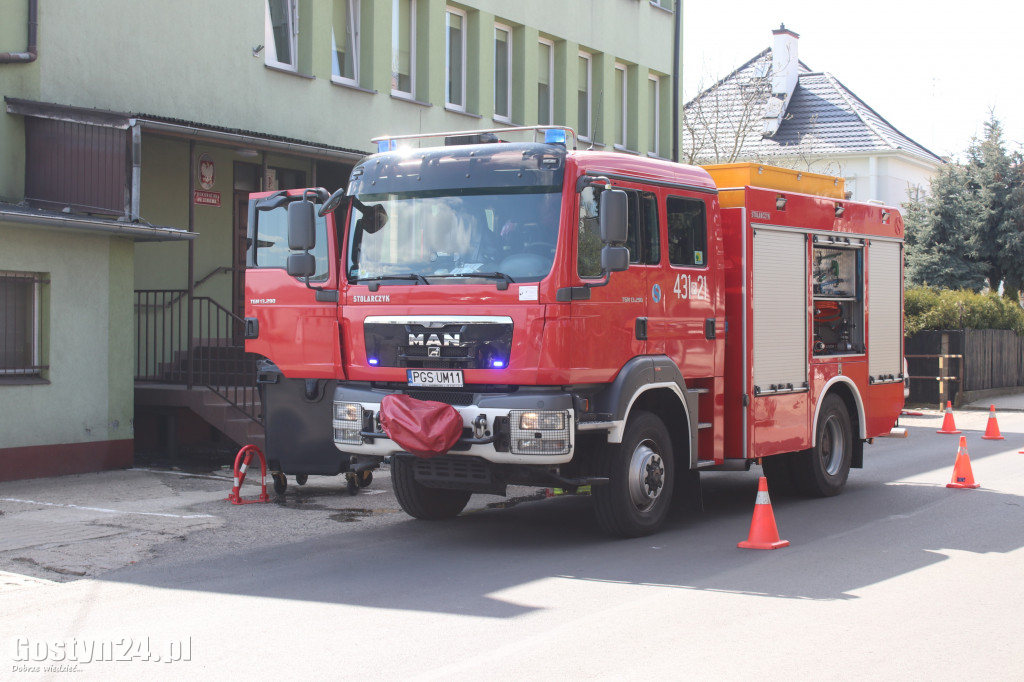 Pożar przed budynkiem gostyńskiej prokuratury