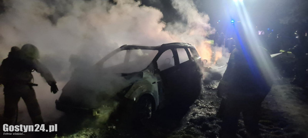 Pożar przyczepy kempingowej i samochodu w Dzięczynie