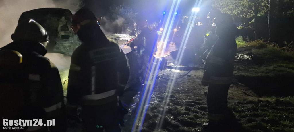 Pożar przyczepy kempingowej i samochodu w Dzięczynie