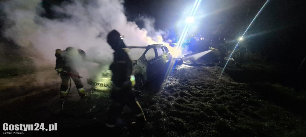 Pożar przyczepy kempingowej i samochodu w Dzięczynie