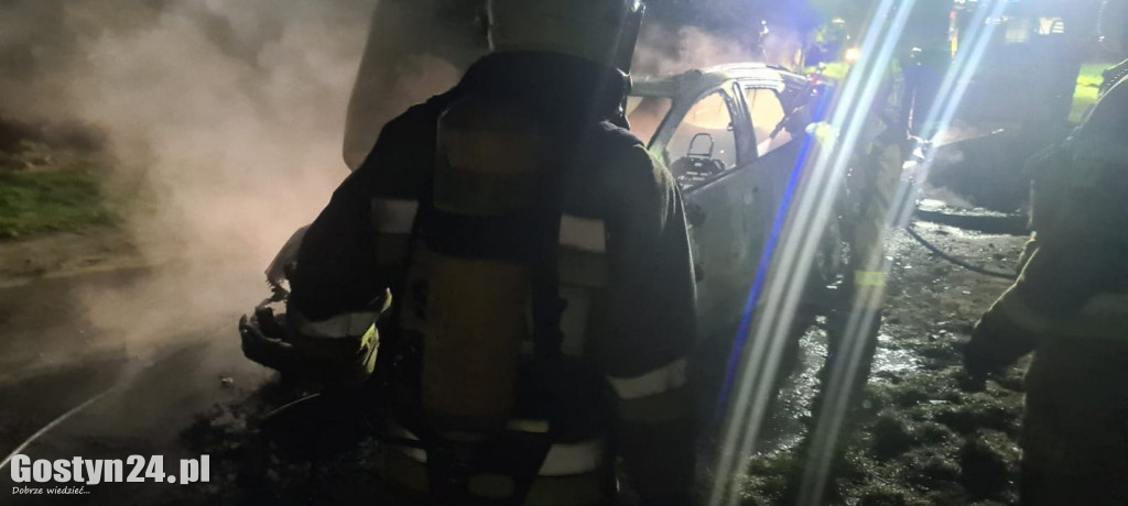 Pożar przyczepy kempingowej i samochodu w Dzięczynie
