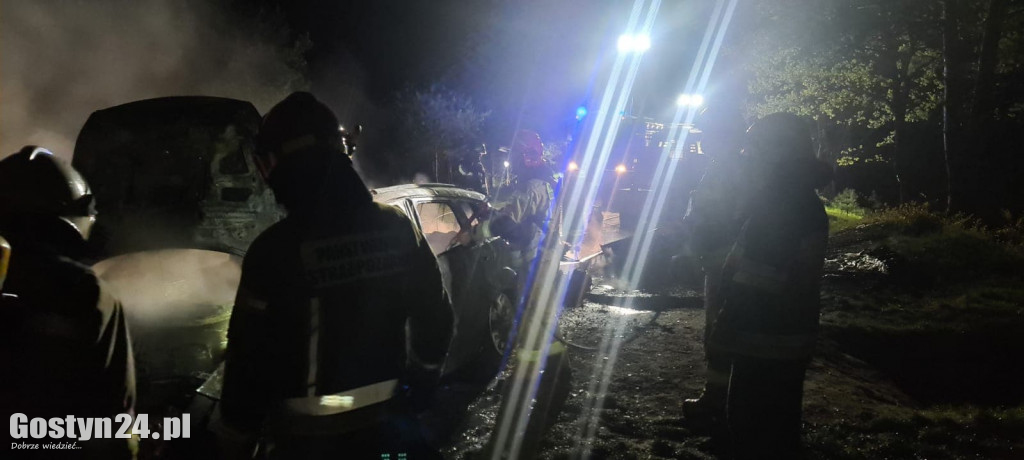 Pożar przyczepy kempingowej i samochodu w Dzięczynie