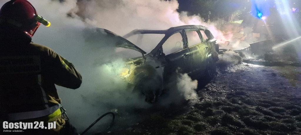 Pożar przyczepy kempingowej i samochodu w Dzięczynie