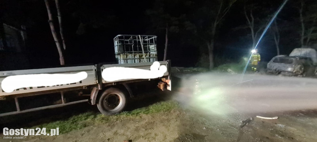 Pożar przyczepy kempingowej i samochodu w Dzięczynie