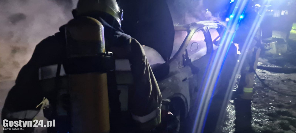 Pożar przyczepy kempingowej i samochodu w Dzięczynie