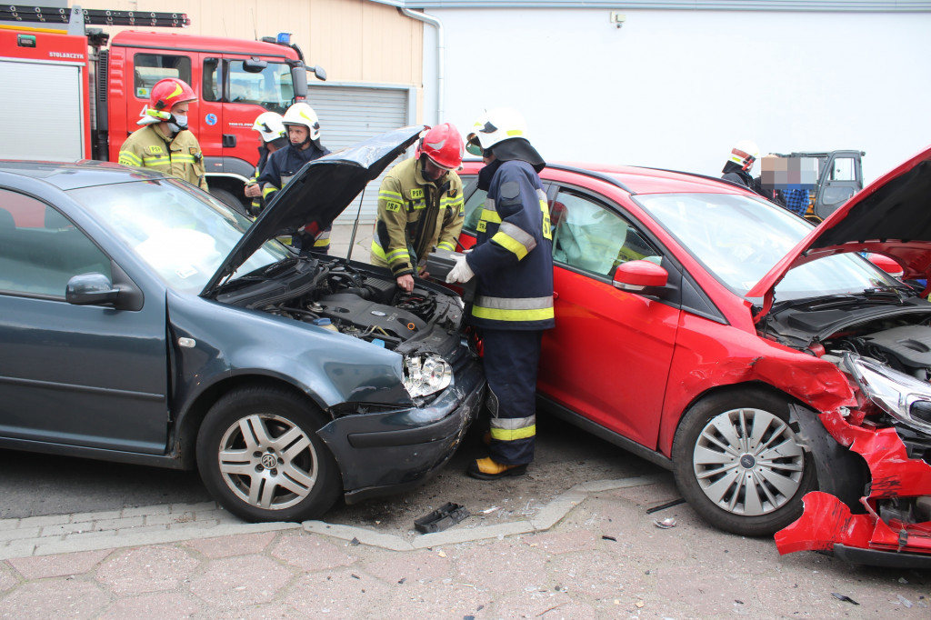 Kolizja dwóch samochodów - forda i volkswagena
