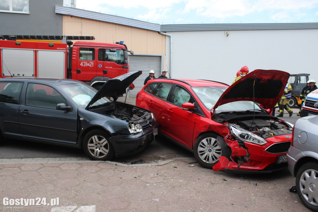 Kolizja dwóch samochodów - forda i volkswagena