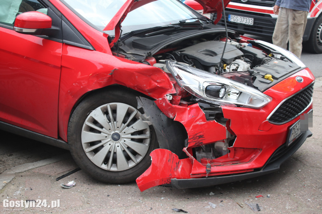 Kolizja dwóch samochodów - forda i volkswagena